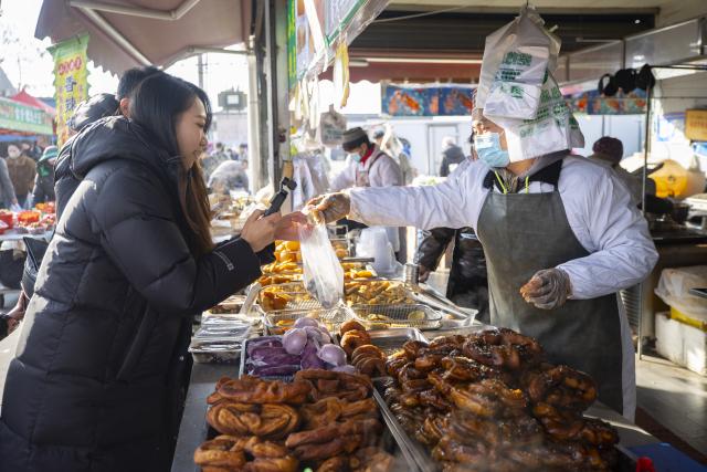 (260122) -- YINCHUAN, Jan. 22, 2026 (Xinhua) -- People shop at the Jingui Market in Helan County of Yinchuan, northwest China's Ningxia Hui Autonomous Region, Jan. 21, 2026. Established in 1957, the Jingui Market spans nearly 50 mu (about 3.33 hectares) and accommodates more than 400 vendors dealing a wide range of goods that range from clothing and groceries to fresh produce and daily necessities. 
  As a business hub for more than 20 neighboring villages, it facilitates both daily shopping and local agricultural trade. (Xinhua/Yang Zhisen)