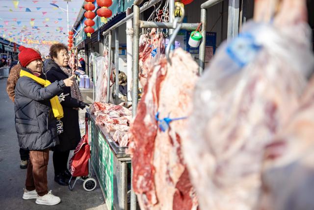 (260122) -- YINCHUAN, Jan. 22, 2026 (Xinhua) -- People shop at the Jingui Market in Helan County of Yinchuan, northwest China's Ningxia Hui Autonomous Region, Jan. 21, 2026. Established in 1957, the Jingui Market spans nearly 50 mu (about 3.33 hectares) and accommodates more than 400 vendors dealing a wide range of goods that range from clothing and groceries to fresh produce and daily necessities. 
  As a business hub for more than 20 neighboring villages, it facilitates both daily shopping and local agricultural trade. (Xinhua/Yang Zhisen)