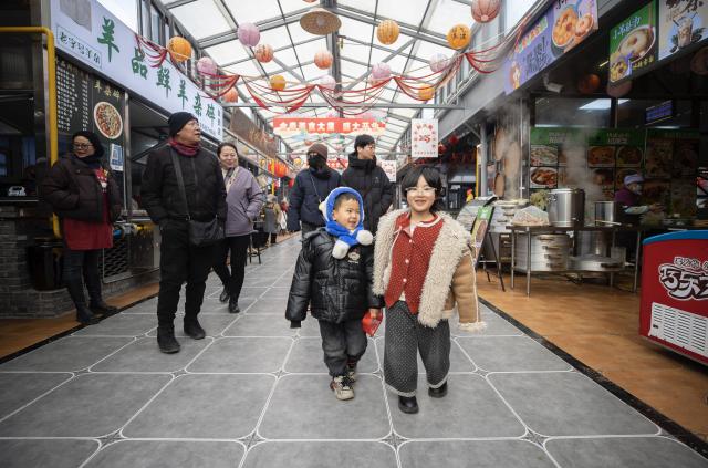 (260122) -- YINCHUAN, Jan. 22, 2026 (Xinhua) -- People visit the Jingui Market in Helan County of Yinchuan, northwest China's Ningxia Hui Autonomous Region, Jan. 21, 2026. Established in 1957, the Jingui Market spans nearly 50 mu (about 3.33 hectares) and accommodates more than 400 vendors dealing a wide range of goods that range from clothing and groceries to fresh produce and daily necessities. 
  As a business hub for more than 20 neighboring villages, it facilitates both daily shopping and local agricultural trade. (Xinhua/Yang Zhisen)