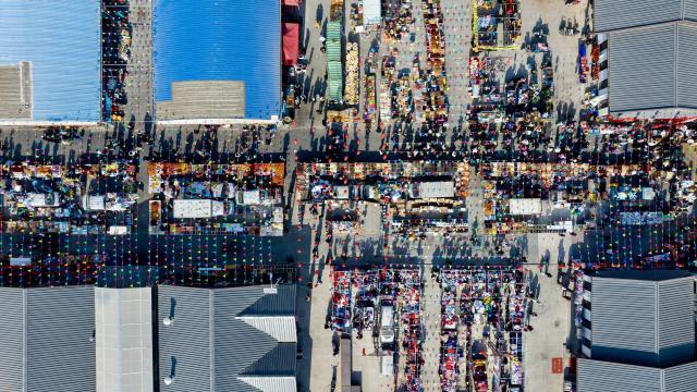 (260122) -- YINCHUAN, Jan. 22, 2026 (Xinhua) -- This aerial drone photo taken on Jan. 21, 2026 shows the Jingui Market at Helan County in Yinchuan, northwest China's Ningxia Hui Autonomous Region. Established in 1957, the Jingui Market spans nearly 50 mu (about 3.33 hectares) and accommodates more than 400 vendors dealing a wide range of goods that range from clothing and groceries to fresh produce and daily necessities. 
  As a business hub for more than 20 neighboring villages, it facilitates both daily shopping and local agricultural trade. (Xinhua/Yang Zhisen)