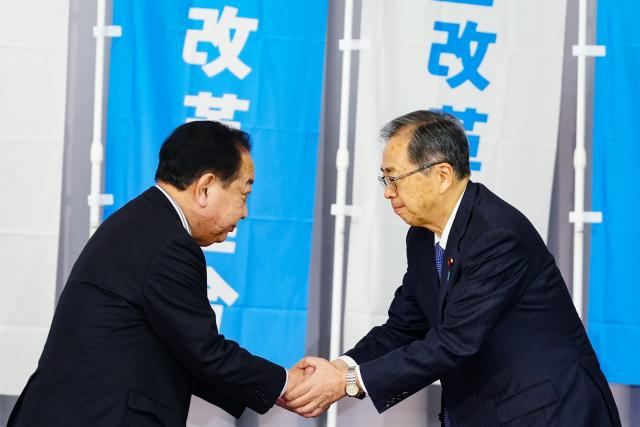 (260122) -- TOKYO, Jan. 22, 2026 (Xinhua) -- Co-leaders of the new opposition party Centrist Reform Alliance Yoshihiko Noda (L) and Tetsuo Saito shake hands during a convention in Tokyo, Japan, Jan. 22, 2026.
  Japan's new opposition party Centrist Reform Alliance held a convention on Thursday to mark its official launch ahead of the Feb. 8 lower house general election.
   The new party was formed last week between the main opposition Constitutional Democratic Party of Japan (CDPJ) and the Komeito party, seeking to defeat the conservative ruling bloc led by Prime Minister Sanae Takaichi's Liberal Democratic Party in the upcoming contest. (Xinhua/Jia Haocheng)