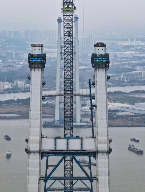 (260122) -- DONGGUAN, Jan. 22, 2026 (Xinhua) -- An aerial drone photo taken on Jan. 22, 2026 shows the construction site of two main towers of the Shiziyang grand bridge, a critical part of the Shiziyang Channel in south China's Guangdong Province.
  The height of the two main towers of the Shiziyang grand bridge has exceeded 300 meters on Thursday.
  The Shiziyang Channel is another mega infrastructure project after the Hong Kong-Zhuhai-Macao Bridge and the Shenzhen-Zhongshan Link in south China's Guangdong-Hong Kong-Macao Greater Bay Area. 
   As a critical part of the project, the Shiziyang grand bridge has a main span of 2,180 meters. Upon completion, it will play an important role in the development of the Pearl River Estuary area. (Xinhua/Deng Hua)
