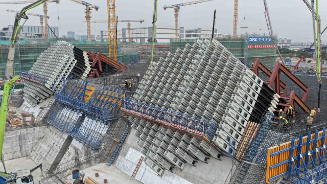 (260122) -- DONGGUAN, Jan. 22, 2026 (Xinhua) -- An aerial drone photo taken on Jan. 22, 2026 shows the construction site of the east anchorage of the Shiziyang grand bridge, a critical part of the Shiziyang Channel in south China's Guangdong Province.
  The height of the two main towers of the Shiziyang grand bridge has exceeded 300 meters on Thursday.
  The Shiziyang Channel is another mega infrastructure project after the Hong Kong-Zhuhai-Macao Bridge and the Shenzhen-Zhongshan Link in south China's Guangdong-Hong Kong-Macao Greater Bay Area. 
   As a critical part of the project, the Shiziyang grand bridge has a main span of 2,180 meters. Upon completion, it will play an important role in the development of the Pearl River Estuary area. (Xinhua/Deng Hua)