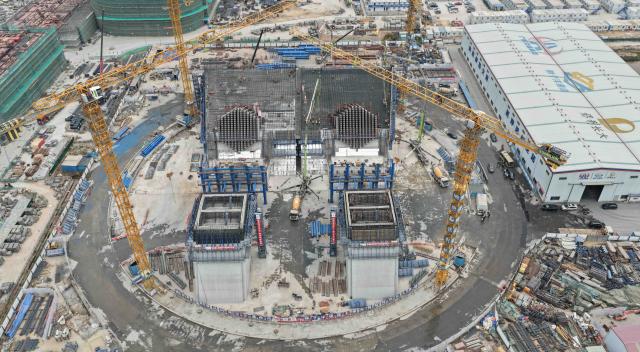 (260122) -- DONGGUAN, Jan. 22, 2026 (Xinhua) -- An aerial drone photo taken on Jan. 22, 2026 shows the construction site of the east anchorage of the Shiziyang grand bridge, a critical part of the Shiziyang Channel in south China's Guangdong Province.
  The height of the two main towers of the Shiziyang grand bridge has exceeded 300 meters on Thursday.
  The Shiziyang Channel is another mega infrastructure project after the Hong Kong-Zhuhai-Macao Bridge and the Shenzhen-Zhongshan Link in south China's Guangdong-Hong Kong-Macao Greater Bay Area. 
   As a critical part of the project, the Shiziyang grand bridge has a main span of 2,180 meters. Upon completion, it will play an important role in the development of the Pearl River Estuary area. (Xinhua/Deng Hua)