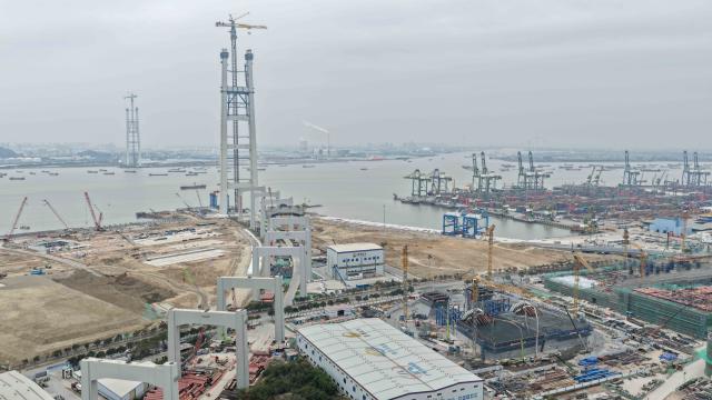(260122) -- DONGGUAN, Jan. 22, 2026 (Xinhua) -- An aerial drone photo taken on Jan. 22, 2026 shows the construction site of two main towers of the Shiziyang grand bridge, a critical part of the Shiziyang Channel in south China's Guangdong Province.
  The height of the two main towers of the Shiziyang grand bridge has exceeded 300 meters on Thursday.
  The Shiziyang Channel is another mega infrastructure project after the Hong Kong-Zhuhai-Macao Bridge and the Shenzhen-Zhongshan Link in south China's Guangdong-Hong Kong-Macao Greater Bay Area. 
   As a critical part of the project, the Shiziyang grand bridge has a main span of 2,180 meters. Upon completion, it will play an important role in the development of the Pearl River Estuary area. (Xinhua/Deng Hua)