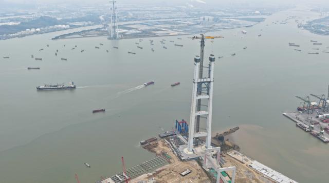 (260122) -- DONGGUAN, Jan. 22, 2026 (Xinhua) -- An aerial drone photo taken on Jan. 22, 2026 shows the construction site of two main towers of the Shiziyang grand bridge, a critical part of the Shiziyang Channel in south China's Guangdong Province.
  The height of the two main towers of the Shiziyang grand bridge has exceeded 300 meters on Thursday.
  The Shiziyang Channel is another mega infrastructure project after the Hong Kong-Zhuhai-Macao Bridge and the Shenzhen-Zhongshan Link in south China's Guangdong-Hong Kong-Macao Greater Bay Area. 
   As a critical part of the project, the Shiziyang grand bridge has a main span of 2,180 meters. Upon completion, it will play an important role in the development of the Pearl River Estuary area. (Xinhua/Deng Hua)