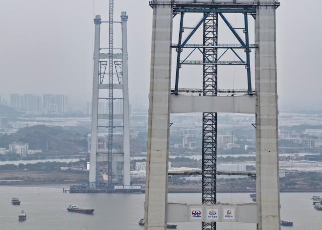 (260122) -- DONGGUAN, Jan. 22, 2026 (Xinhua) -- An aerial drone photo taken on Jan. 22, 2026 shows the construction site of two main towers of the Shiziyang grand bridge, a critical part of the Shiziyang Channel in south China's Guangdong Province.
  The height of the two main towers of the Shiziyang grand bridge has exceeded 300 meters on Thursday.
  The Shiziyang Channel is another mega infrastructure project after the Hong Kong-Zhuhai-Macao Bridge and the Shenzhen-Zhongshan Link in south China's Guangdong-Hong Kong-Macao Greater Bay Area. 
   As a critical part of the project, the Shiziyang grand bridge has a main span of 2,180 meters. Upon completion, it will play an important role in the development of the Pearl River Estuary area. (Xinhua/Deng Hua)