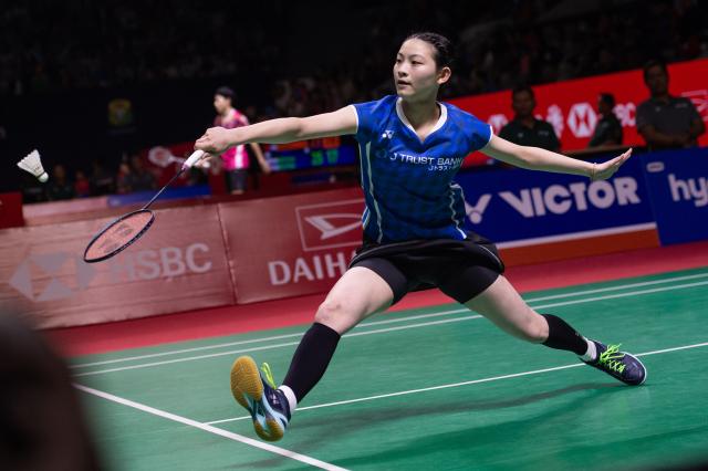 (260122) -- JAKARTA, Jan. 22, 2026 (Xinhua) -- Tomoka Miyazaki of Japan hits a return during the women's singles round of 16 match against Pitchamon Opatniputh of Thailand at the Indonesia Masters 2026 badminton tournament in Jakarta, Indonesia, Jan. 22, 2026. (Xinhua/Veri Sanovri)