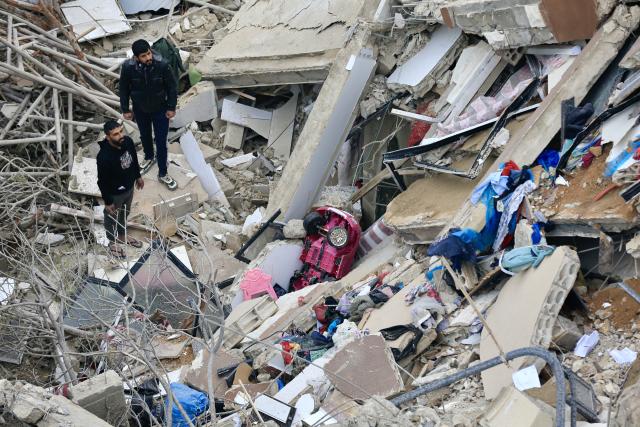 (260122) -- QENNARIT, Jan. 22, 2026 (Xinhua) -- This photo taken on Jan. 22, 2026 shows citizens collecting their belongings from the rubble of homes destroyed by Israeli airstrikes in Qennarit, near Sidon in southern Lebanon. Israeli airstrikes injured 19 people in southern Lebanon on Wednesday, including eight journalists, according to Lebanon's Ministry of Public Health. (Photo by Ali Hashisho/Xinhua)