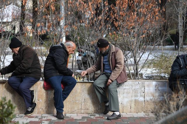 (260122) -- TEHRAN, Jan. 22, 2026 (Xinhua) -- People play chess in Tehran, Iran, Jan. 21, 2026. (Xinhua/Shadati)