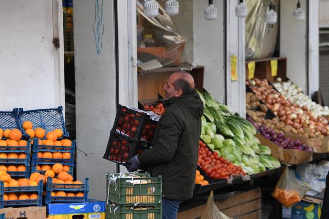 (260122) -- TEHRAN, Jan. 22, 2026 (Xinhua) -- A vendor moves packed vegetables in Tehran, Iran, Jan. 21, 2026. (Xinhua/Shadati)