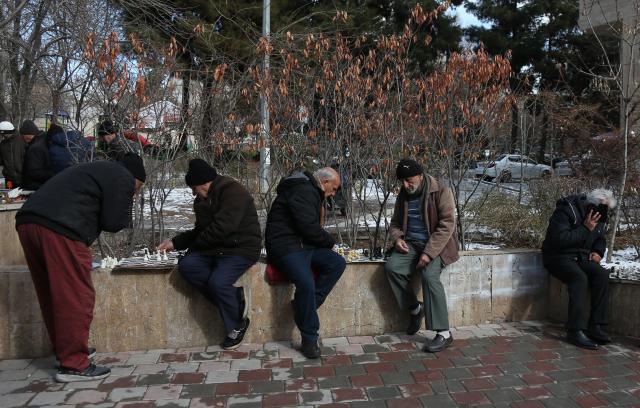 (260122) -- TEHRAN, Jan. 22, 2026 (Xinhua) -- People play chess in Tehran, Iran, Jan. 21, 2026. (Xinhua/Shadati)