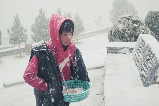 (260122) -- KABUL, Jan. 22, 2026 (Xinhua) -- A vendor is seen in snow in Kabul, Afghanistan, Jan. 22, 2026. (Xinhua/Zhang Yibin)