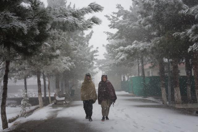 (260122) -- KABUL, Jan. 22, 2026 (Xinhua) -- People walk in snow in Kabul, Afghanistan, Jan. 22, 2026. (Xinhua/Li Ang)