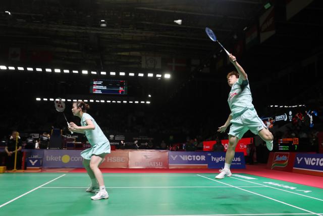 (260122) -- JAKARTA, Jan. 22, 2026 (Xinhua) -- Guo Xinwa (R)/Chen Fanghui of China compete during the mixed doubles round of 16 match between Guo Xinwa/Chen Fanghui of China and Hoo Pang Ron/Cheng Su Yin of Malaysia at the Indonesia Masters 2026 badminton tournament in Jakarta, Indonesia, Jan. 22, 2026. (Xinhua/Cen Yunpeng)