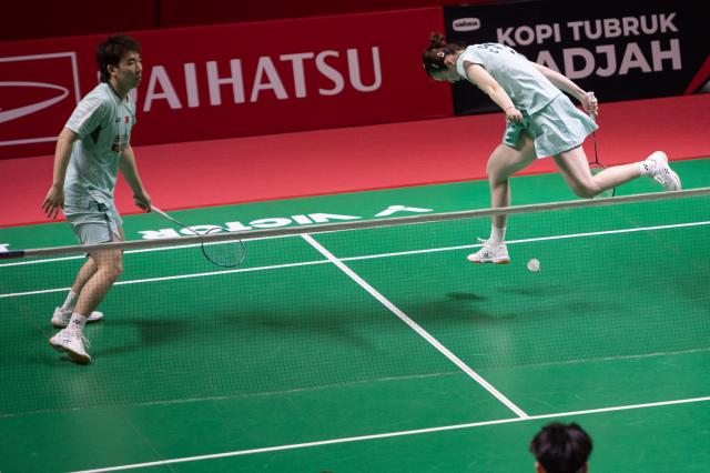 (260122) -- JAKARTA, Jan. 22, 2026 (Xinhua) -- Guo Xinwa/Chen Fanghui (R) of China compete during the mixed doubles round of 16 match between Guo Xinwa/Chen Fanghui of China and Hoo Pang Ron/Cheng Su Yin of Malaysia at the Indonesia Masters 2026 badminton tournament in Jakarta, Indonesia, Jan. 22, 2026. (Xinhua/Veri Sanovri)