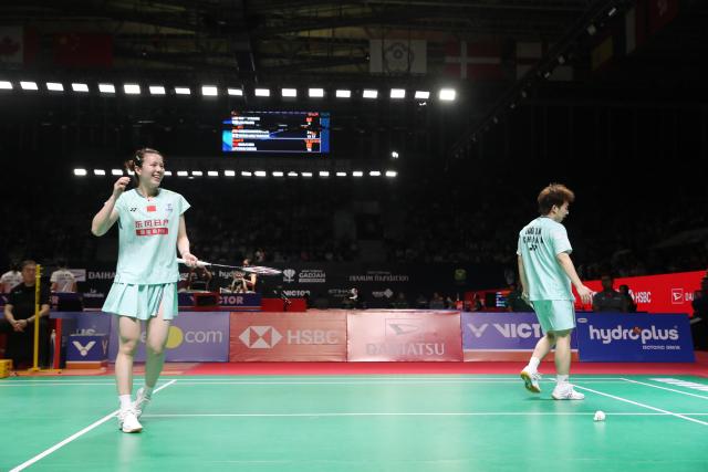 (260122) -- JAKARTA, Jan. 22, 2026 (Xinhua) -- Guo Xinwa (R)/Chen Fanghui of China celebrate scoring during the mixed doubles round of 16 match between Guo Xinwa/Chen Fanghui of China and Hoo Pang Ron/Cheng Su Yin of Malaysia at the Indonesia Masters 2026 badminton tournament in Jakarta, Indonesia, Jan. 22, 2026. (Xinhua/Cen Yunpeng)