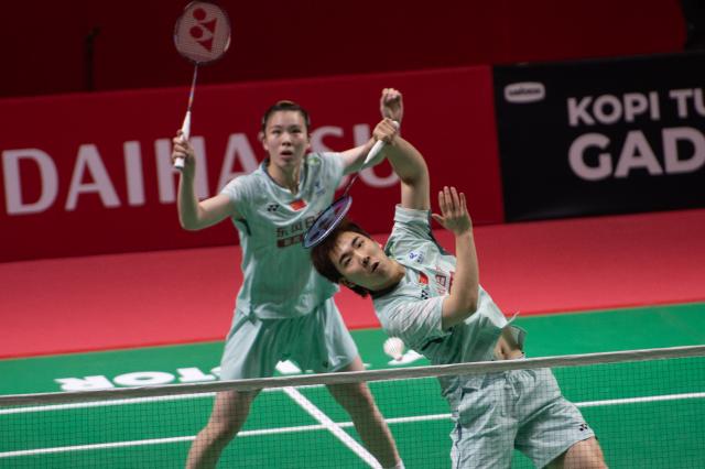 (260122) -- JAKARTA, Jan. 22, 2026 (Xinhua) -- Guo Xinwa (Front)/Chen Fanghui of China compete during the mixed doubles round of 16 match between Guo Xinwa/Chen Fanghui of China and Hoo Pang Ron/Cheng Su Yin of Malaysia at the Indonesia Masters 2026 badminton tournament in Jakarta, Indonesia, Jan. 22, 2026. (Xinhua/Veri Sanovri)