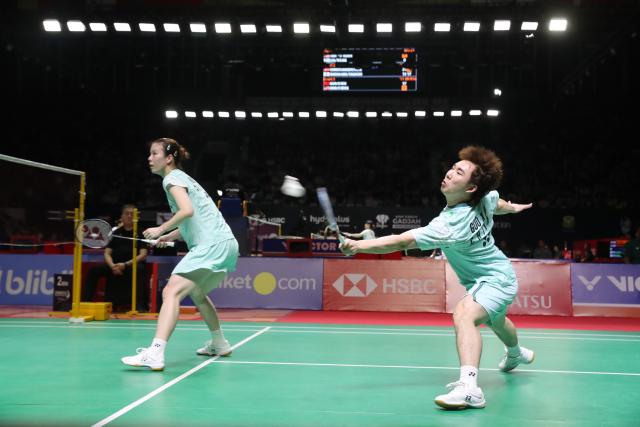 (260122) -- JAKARTA, Jan. 22, 2026 (Xinhua) -- Guo Xinwa (R)/Chen Fanghui of China compete during the mixed doubles round of 16 match between Guo Xinwa/Chen Fanghui of China and Hoo Pang Ron/Cheng Su Yin of Malaysia at the Indonesia Masters 2026 badminton tournament in Jakarta, Indonesia, Jan. 22, 2026. (Xinhua/Cen Yunpeng)