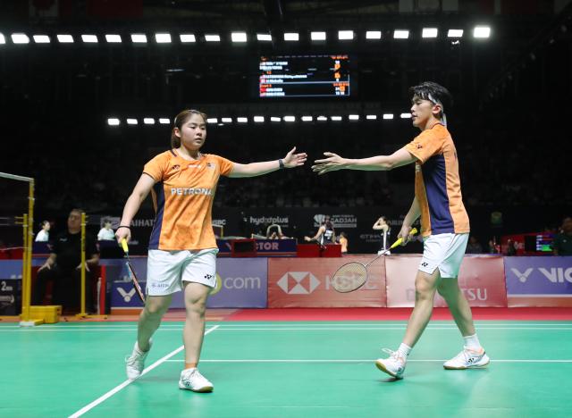 (260122) -- JAKARTA, Jan. 22, 2026 (Xinhua) -- Hoo Pang Ron (R)/Cheng Su Yin of Malaysia celebrate during the mixed doubles round of 16 match between Guo Xinwa/Chen Fanghui of China and Hoo Pang Ron/Cheng Su Yin of Malaysia at the Indonesia Masters 2026 badminton tournament in Jakarta, Indonesia, Jan. 22, 2026. (Xinhua/Cen Yunpeng)