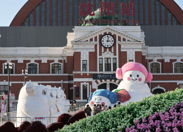 (260122) -- SHENYANG, Jan. 22, 2026 (Xinhua) -- Giant snowmen are seen at the Shenyang Railway Station in Shenyang, northeast China's Liaoning Province, Jan. 22, 2026. (Xinhua/Li Gang)