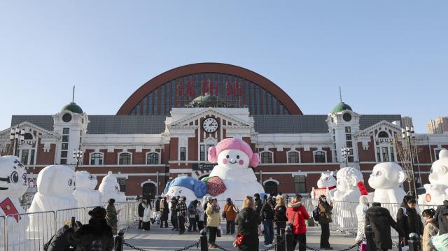 (260122) -- SHENYANG, Jan. 22, 2026 (Xinhua) -- Giant snowmen are seen at the Shenyang Railway Station in Shenyang, northeast China's Liaoning Province, Jan. 22, 2026. (Xinhua/Li Gang)