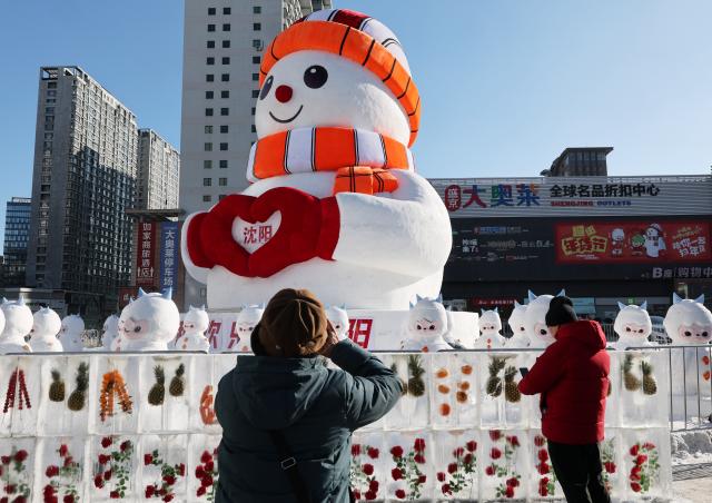 (260122) -- SHENYANG, Jan. 22, 2026 (Xinhua) -- A giant snowman is seen in front of a shopping mall in Shenyang, northeast China's Liaoning Province, Jan. 22, 2026. (Xinhua/Li Gang)