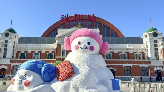 (260122) -- SHENYANG, Jan. 22, 2026 (Xinhua) -- Giant snowmen are seen at the Shenyang Railway Station in Shenyang, northeast China's Liaoning Province, Jan. 22, 2026. (Xinhua/Wu Qinghao)