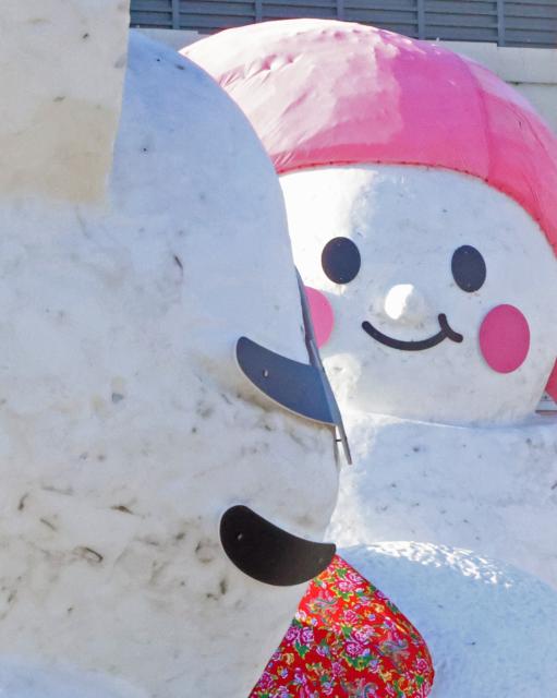 (260122) -- SHENYANG, Jan. 22, 2026 (Xinhua) -- Giant snowmen are seen at the Shenyang Railway Station in Shenyang, northeast China's Liaoning Province, Jan. 22, 2026. (Xinhua/Han He)