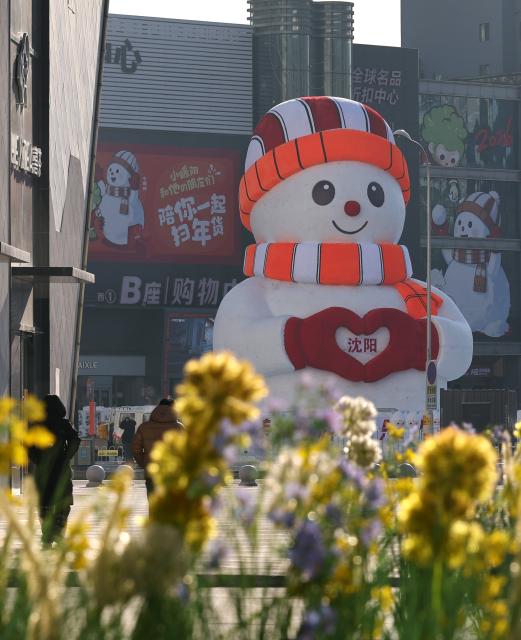 (260122) -- SHENYANG, Jan. 22, 2026 (Xinhua) -- A giant snowman is seen in front of a shopping mall in Shenyang, northeast China's Liaoning Province, Jan. 22, 2026. (Xinhua/Li Gang)