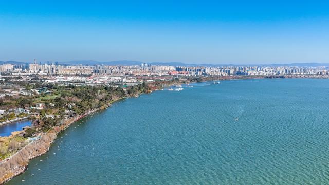 (260122) -- KUNMING, Jan. 22, 2026 (Xinhua) -- An aerial drone photo taken on Jan. 22, 2026 shows the scenery of Dianchi Lake in Kunming City, southwest China's Yunnan Province. The water quality in Dianchi Lake has been maintaining on high quality level for eight consecutive years, according to the Dianchi Lake administration bureau. (Xinhua/Peng Yikai)
