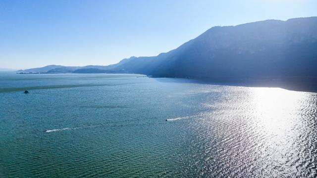 (260122) -- KUNMING, Jan. 22, 2026 (Xinhua) -- An aerial drone photo taken on Jan. 22, 2026 shows the scenery of Dianchi Lake in Kunming City, southwest China's Yunnan Province. The water quality in Dianchi Lake has been maintaining on high quality level for eight consecutive years, according to the Dianchi Lake administration bureau. (Xinhua/Peng Yikai)