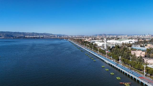 (260122) -- KUNMING, Jan. 22, 2026 (Xinhua) -- An aerial drone photo taken on Jan. 22, 2026 shows the scenery of Dianchi Lake in Kunming City, southwest China's Yunnan Province. The water quality in Dianchi Lake has been maintaining on high quality level for eight consecutive years, according to the Dianchi Lake administration bureau. (Xinhua/Peng Yikai)