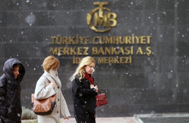 (260122) -- ANKARA, Jan. 22, 2026 (Xinhua) -- People walk past the Turkish central bank in Ankara, Türkiye, on Jan. 22, 2026. Türkiye's central bank cut its benchmark interest rate by 100 basis points to 37 percent on Thursday, continuing a gradual cycle of easing as inflation shows signs of cooling.
The move marks the fifth reduction since last summer, signaling a cautious shift away from the tight monetary policy previously used to curb soaring prices. (Mustafa Kaya/Handout via Xinhua)
