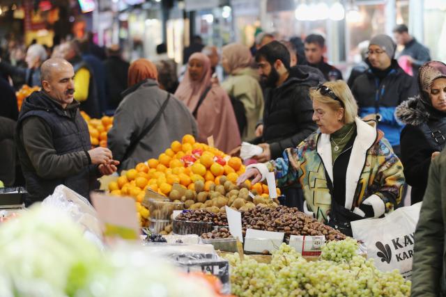 (260122) -- ANKARA, Jan. 22, 2026 (Xinhua) -- People shop at a local market in Ankara, Türkiye, on Jan. 22, 2026. Türkiye's central bank cut its benchmark interest rate by 100 basis points to 37 percent on Thursday, continuing a gradual cycle of easing as inflation shows signs of cooling.
The move marks the fifth reduction since last summer, signaling a cautious shift away from the tight monetary policy previously used to curb soaring prices. (Mustafa Kaya/Handout via Xinhua)
