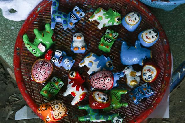 (260122) -- YANGON, Jan. 22, 2026 (Xinhua) -- This photo taken on Jan. 21, 2026 shows handmade paper animal figures at a workshop in Yangon, Myanmar. In Yangon's Dagon Seikkan township, a small workshop named La Min Eain is alive with quiet concentration as three artisans carefully paint animal figures made entirely from paper, working steadily to meet incoming orders.
  TO GO WITH "Feature: Passion over profit: one man's struggle to keep Myanmar's paper art alive" (Xinhua/Myo Kyaw Soe)