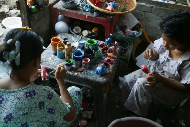 (260122) -- YANGON, Jan. 22, 2026 (Xinhua) -- Women make handmade paper animal figures at a workshop in Yangon, Myanmar, Jan. 21, 2026. In Yangon's Dagon Seikkan township, a small workshop named La Min Eain is alive with quiet concentration as three artisans carefully paint animal figures made entirely from paper, working steadily to meet incoming orders.
  TO GO WITH "Feature: Passion over profit: one man's struggle to keep Myanmar's paper art alive" (Xinhua/Myo Kyaw Soe)