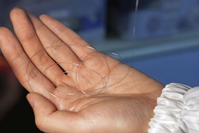 (260122) -- SHANGHAI, Jan. 22, 2026 (Xinhua) -- This photo taken on Jan. 19, 2026 shows a "fiber chip" at Fudan University in east China's Shanghai. Scientists in China have created a flexible, thread-like "fiber chip" that can be woven into fabric, opening the door to garments that function as interactive screens, advanced brain implants capable of processing signals internally and hyperrealistic virtual reality touch.
   TO GO WITH "China Focus: Computing power woven into hair-thin fibers, paving way for smart clothes, brain implants" (Xinhua/Liu Ying)