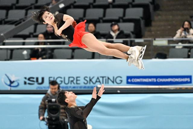 (260122) -- BEIJING, Jan. 22, 2026 (Xinhua) -- Ryom Tae Ok (top) and Han Kum Chol of the Democratic People's Republic of Korea (DPRK) perform during the pairs short program at the ISU Four Continents Figure Skating Championships in Beijing, China, Jan. 22, 2026. (Xinhua/Ju Huanzong)