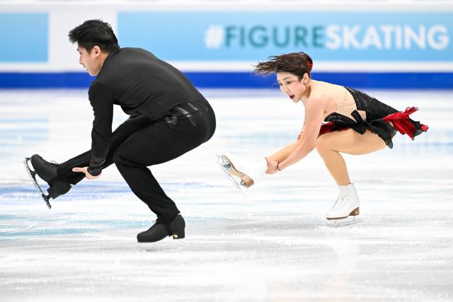 (260122) -- BEIJING, Jan. 22, 2026 (Xinhua) -- Sui Wenjing (R) and Han Cong of China perform during the pairs short program at the ISU Four Continents Figure Skating Championships in Beijing, China, Jan. 22, 2026. (Xinhua/Ju Huanzong)