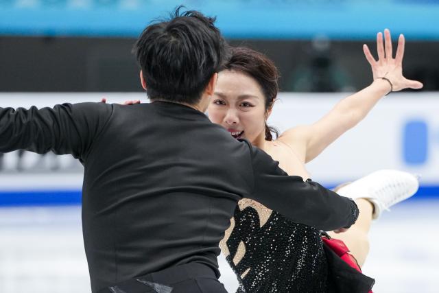 (260122) -- BEIJING, Jan. 22, 2026 (Xinhua) -- Sui Wenjing (R) and Han Cong of China perform during the pairs short program at the ISU Four Continents Figure Skating Championships in Beijing, China, Jan. 22, 2026. (Xinhua/Ju Huanzong)