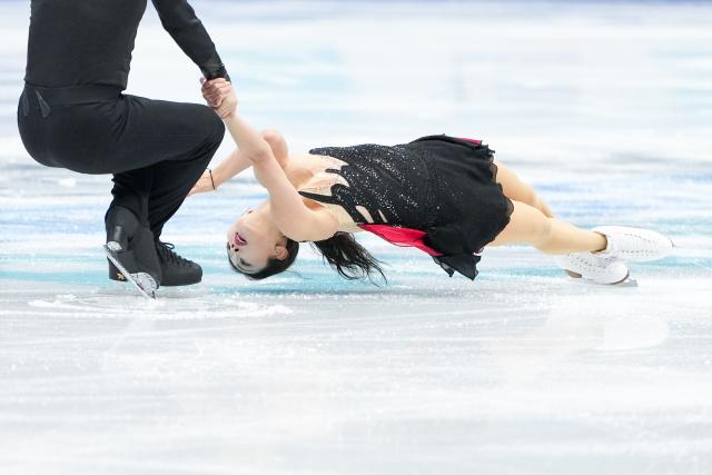(260122) -- BEIJING, Jan. 22, 2026 (Xinhua) -- Sui Wenjing (R) and Han Cong of China perform during the pairs short program at the ISU Four Continents Figure Skating Championships in Beijing, China, Jan. 22, 2026. (Xinhua/Ju Huanzong)