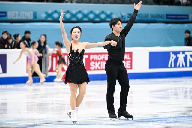 (260122) -- BEIJING, Jan. 22, 2026 (Xinhua) -- Sui Wenjing (L) and Han Cong of China greet spectators after the pairs short program at the ISU Four Continents Figure Skating Championships in Beijing, China, Jan. 22, 2026. (Xinhua/Ju Huanzong)