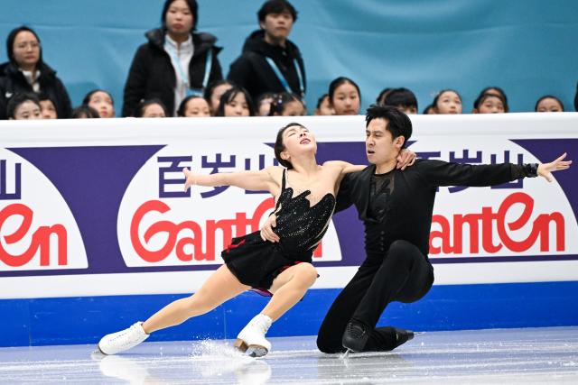 (260122) -- BEIJING, Jan. 22, 2026 (Xinhua) -- Sui Wenjing (L) and Han Cong of China perform during the pairs short program at the ISU Four Continents Figure Skating Championships in Beijing, China, Jan. 22, 2026. (Xinhua/Ju Huanzong)