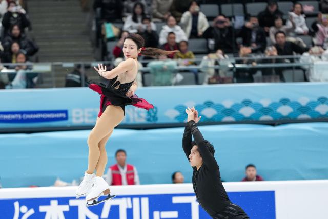 (260122) -- BEIJING, Jan. 22, 2026 (Xinhua) -- Sui Wenjing (L) and Han Cong of China perform during the pairs short program at the ISU Four Continents Figure Skating Championships in Beijing, China, Jan. 22, 2026. (Xinhua/Ju Huanzong)