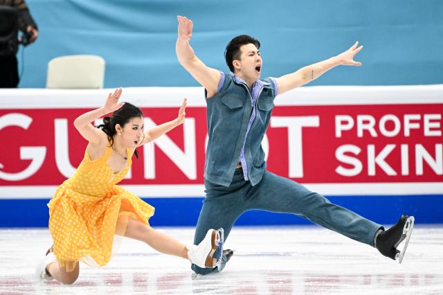 (260122) -- BEIJING, Jan. 22, 2026 (Xinhua) -- Wang Shiyue (L) and Liu Xinyu of China perform during the ice dance rhythm dance at the ISU Four Continents Figure Skating Championships in Beijing, China, Jan. 22, 2026. (Xinhua/Ju Huanzong)