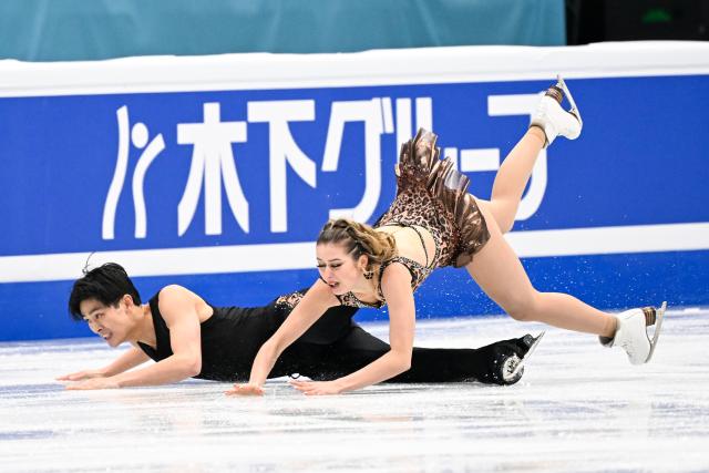 (260122) -- BEIJING, Jan. 22, 2026 (Xinhua) -- Jamie Fournier (R) and Everest Zhu of Canada fall down as they perform during the ice dance rhythm dance at the ISU Four Continents Figure Skating Championships in Beijing, China, Jan. 22, 2026. (Xinhua/Ju Huanzong)