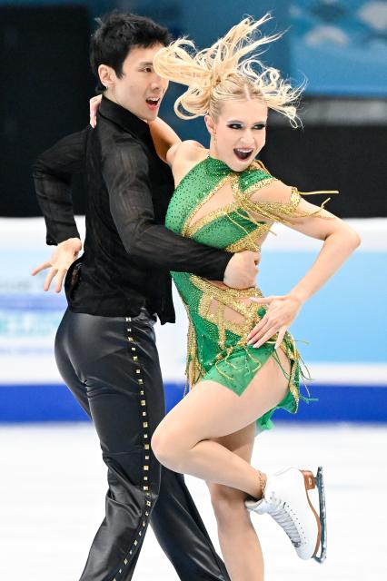 (260122) -- BEIJING, Jan. 22, 2026 (Xinhua) -- Holly Harris (R)/Jason Chan of Australia perform during the ice dance rhythm dance at the ISU Four Continents Figure Skating Championships in Beijing, China, Jan. 22, 2026. (Xinhua/Ju Huanzong)
