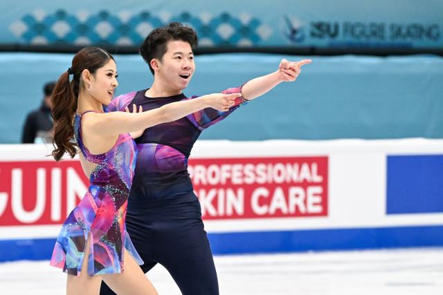 (260122) -- BEIJING, Jan. 22, 2026 (Xinhua) -- Xiao Zixi (L) and He Linghao of China perform during the ice dance rhythm dance at the ISU Four Continents Figure Skating Championships in Beijing, China, Jan. 22, 2026. (Xinhua/Ju Huanzong)
