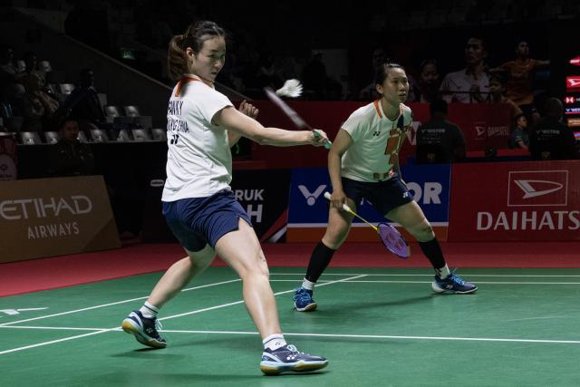 (260122) -- JAKARTA, Jan. 22, 2026 (Xinhua) -- Fan Ka Yan (L)/Yau Mau Ying of China's Hong Kong compete during the women's doubles round of 16 match between Luo Xumin/Wang Yiduo of China and Fan Ka Yan/Yau Mau Ying of China's Hong Kong at the Indonesia Masters 2026 badminton tournament in Jakarta, Indonesia, Jan. 22, 2026. (Xinhua/Veri Sanovri)